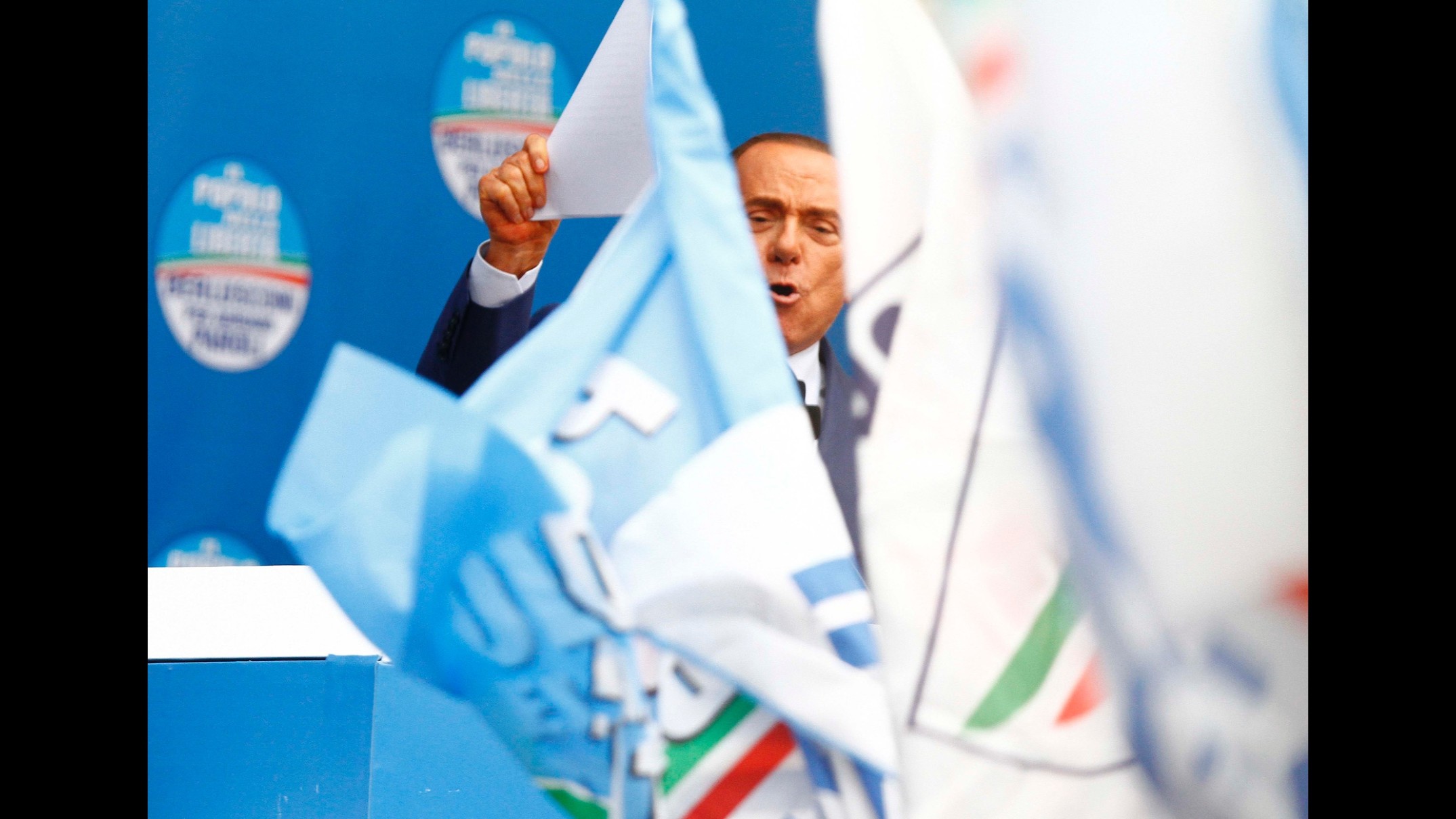 Berlusconi: Chi non salta è comunista? Non salto, siamo al governo insieme