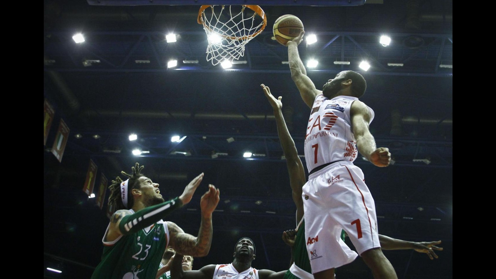 Basket, playoff Serie A:Milano domina con Siena, Varese ok con Venezia