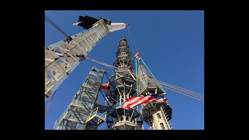 Usa, installata guglia su tetto One World Trade Center a New York