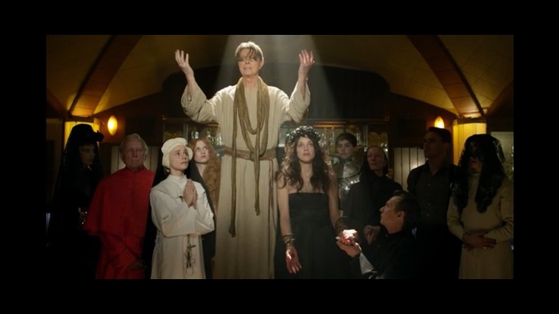 David Bowie vietato ai minori nel nuovo video con Oldman e Cotillard