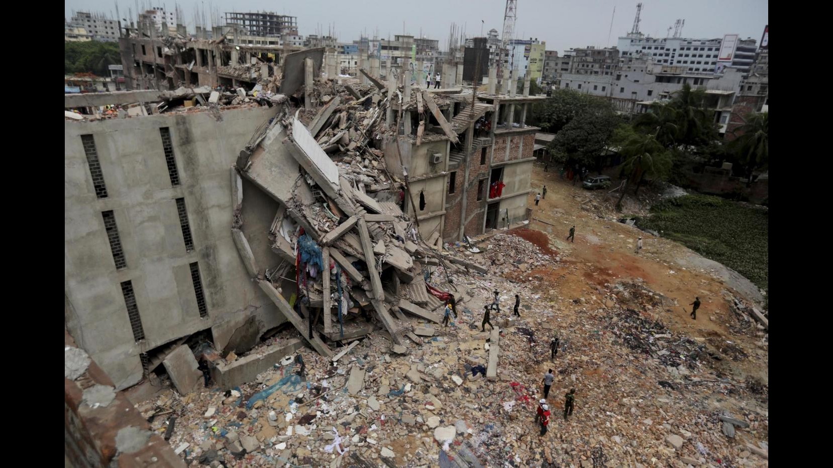 Bangladesh, bilancio crollo Dacca sale a 1.038 morti