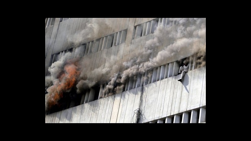 Pakistan, si gettano da palazzo governativo in fiamme a Lahore: 5 morti