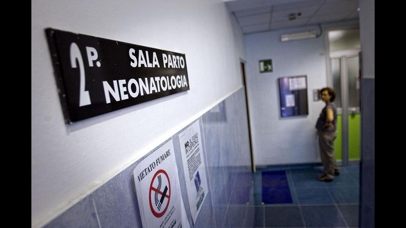 Caserta, vende neonato con consenso madre: arrestato ginecologo