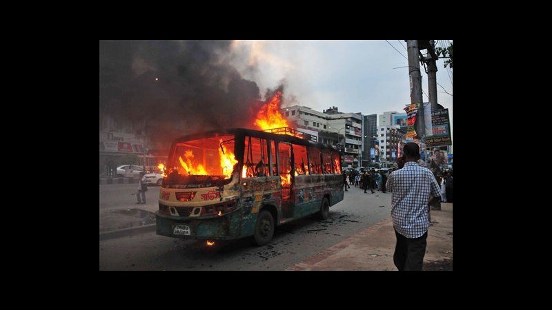 Bangladesh, sciopero generale opposizione: tre esplosioni a Dacca