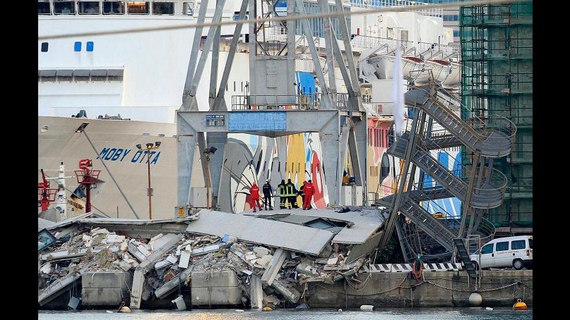 Genova, nave contro torre pilota: sette morti e due dispersi