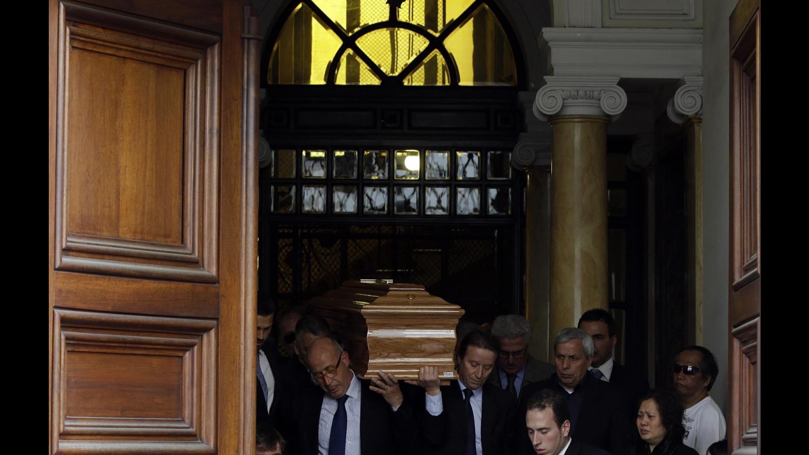 Andreotti, feretro lascia la chiesa tra applausi della folla