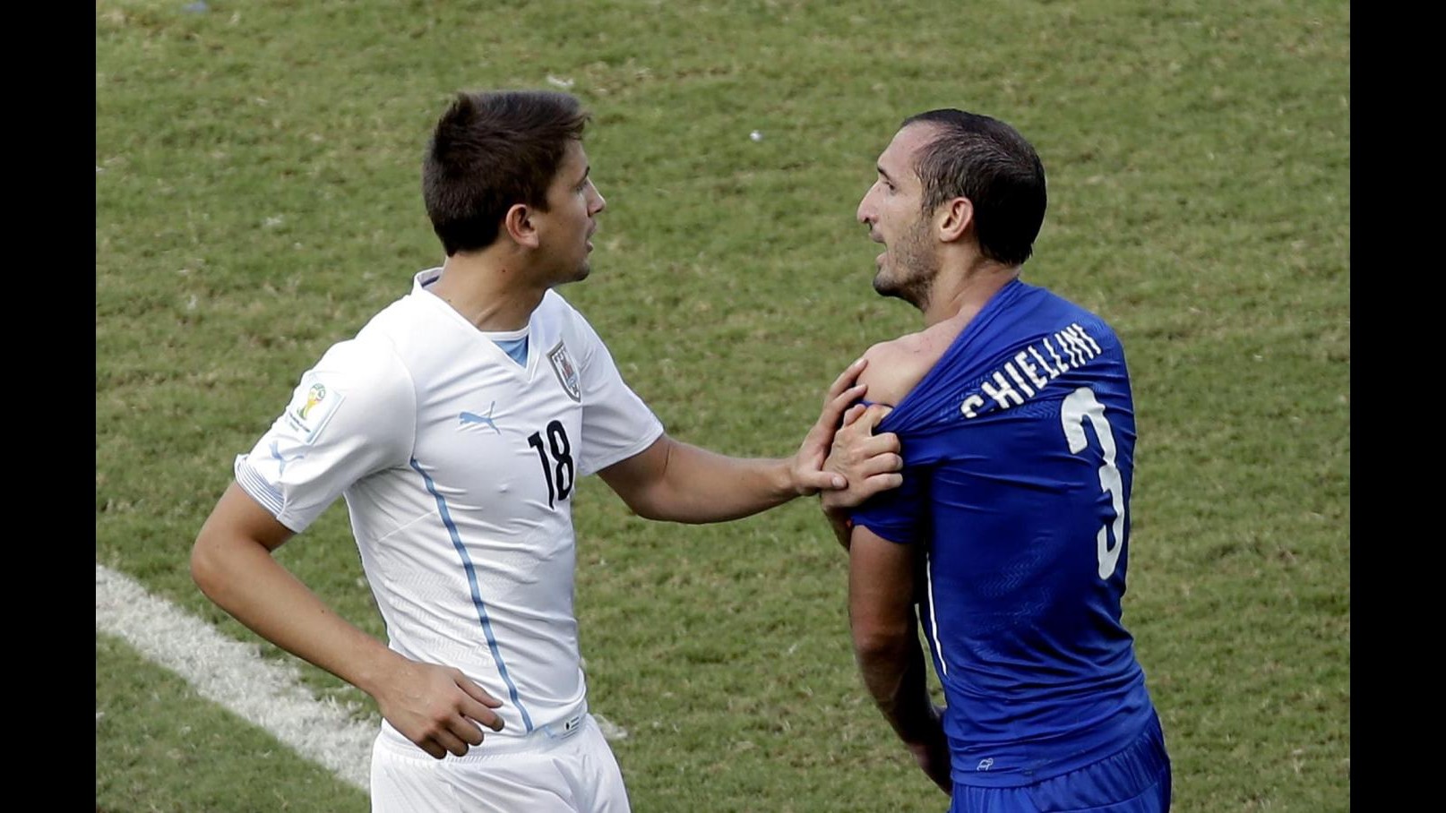 Mondiali 2014, Fifa apre procedimento su Suarez per morso a Chiellini