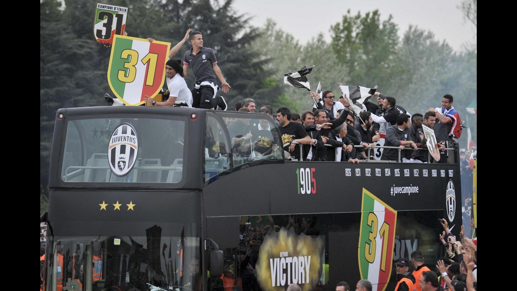 Juve campione d’Italia, caroselli e festa per le vie di Torino