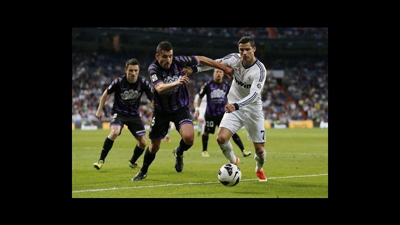 Liga, Real Madrid batte Valladolid 4-3: ma tifosi fischiano Mourinho