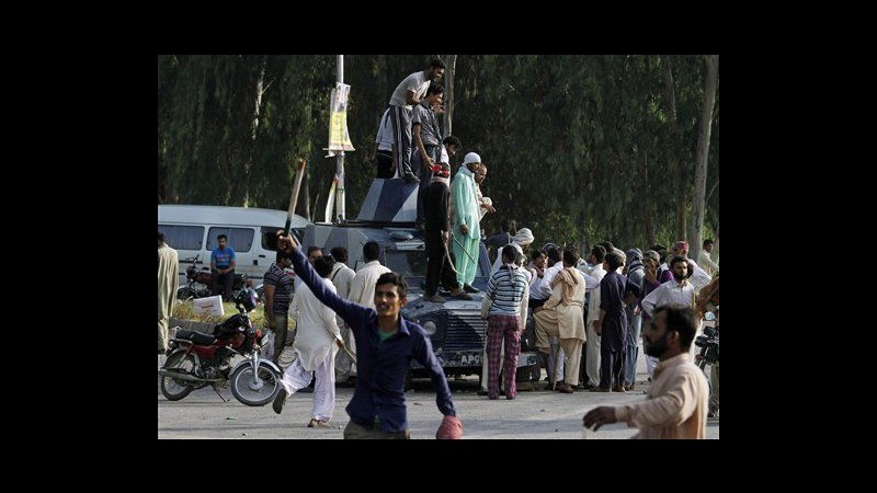 Pakistan, 30 poliziotti feriti in scontri con sostenitori di Qadri