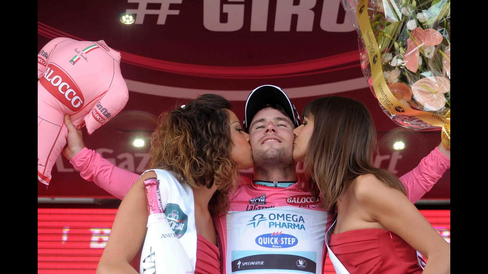 Giro d’Italia, Cavendish vince prima tappa ed è maglia rosa