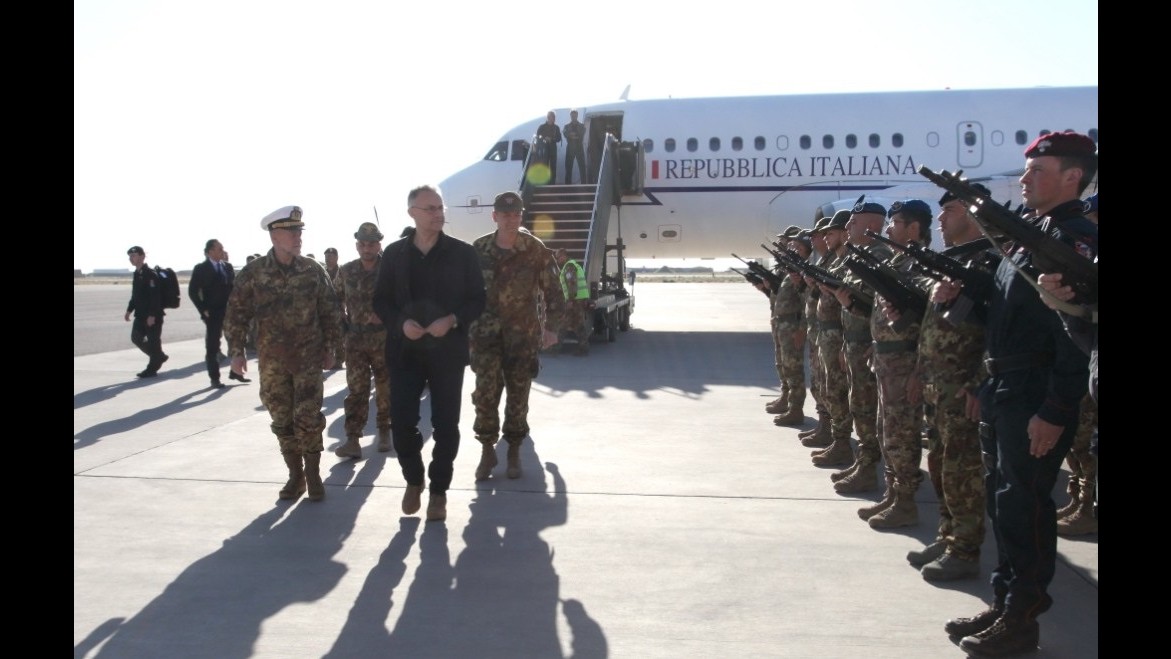 Afghanistan, ministro Difesa Mauro visita militari italiani a Herat