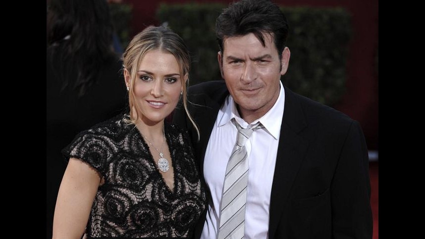 Figli di Charlie Sheen tolti alla ex moglie e affidati all’altra ex