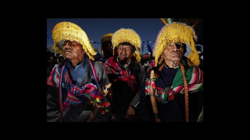 Bolivia, indigeni Aymara salutano l’anno 5522 aspettando l’alba