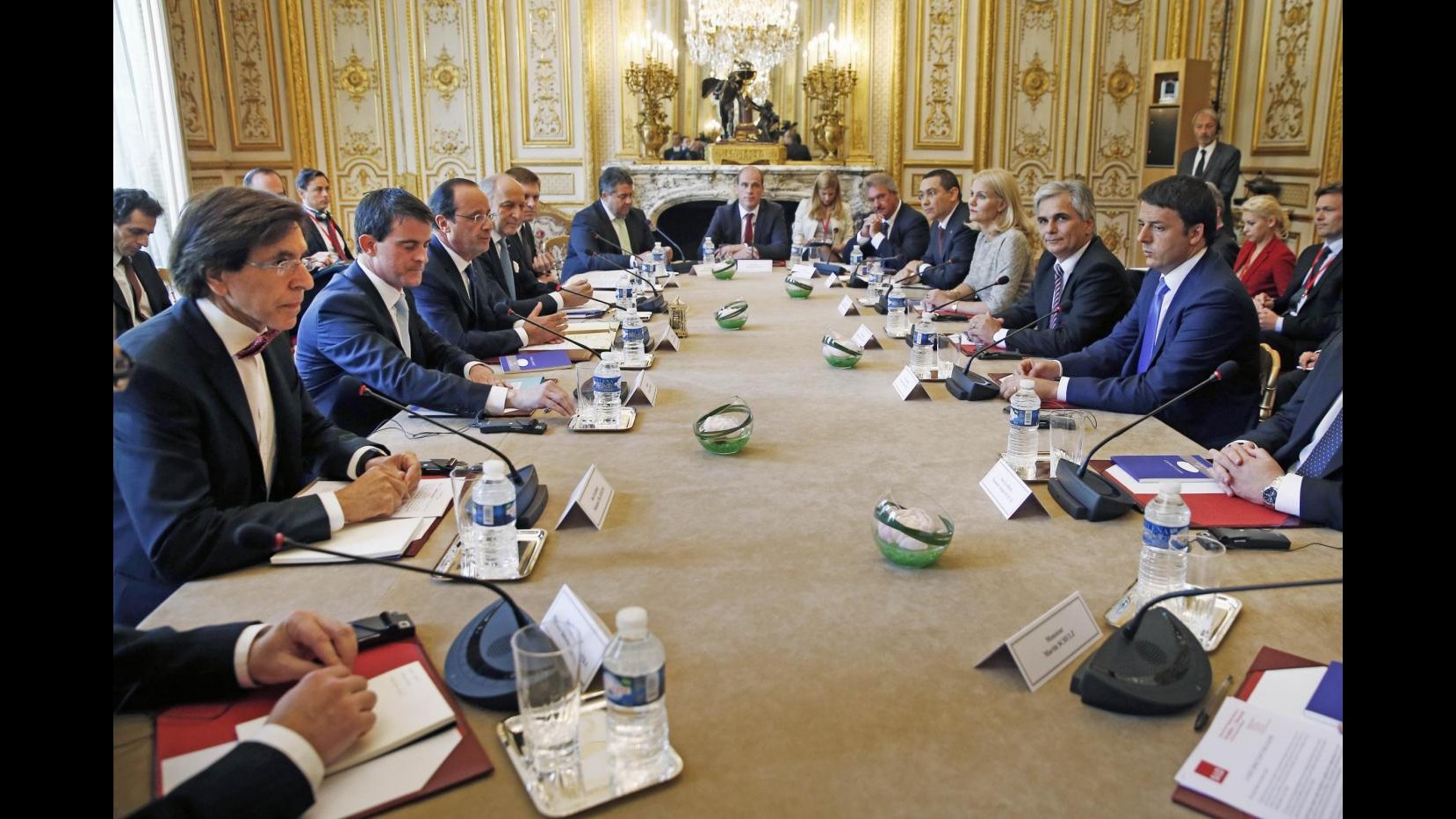 Ue, da Parigi ok a Juncker. Renzi-Hollande: Ora flessibilità e crescita