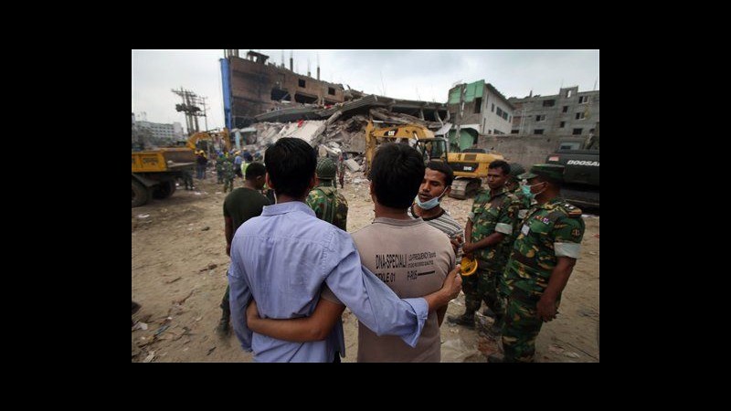 Bangladesh, vittime crollo palazzo superano 400: migliaia in piazza