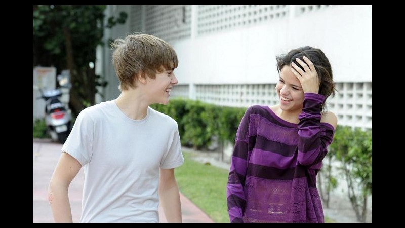 Gli amici di Selena Gomez la vogliono allontanare da Justin Bieber