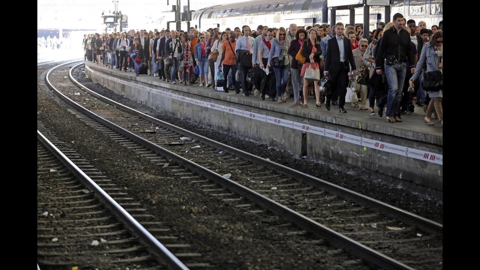 Napoli, traffico ferroviario tornato alla normalità: Rfi apre indagine