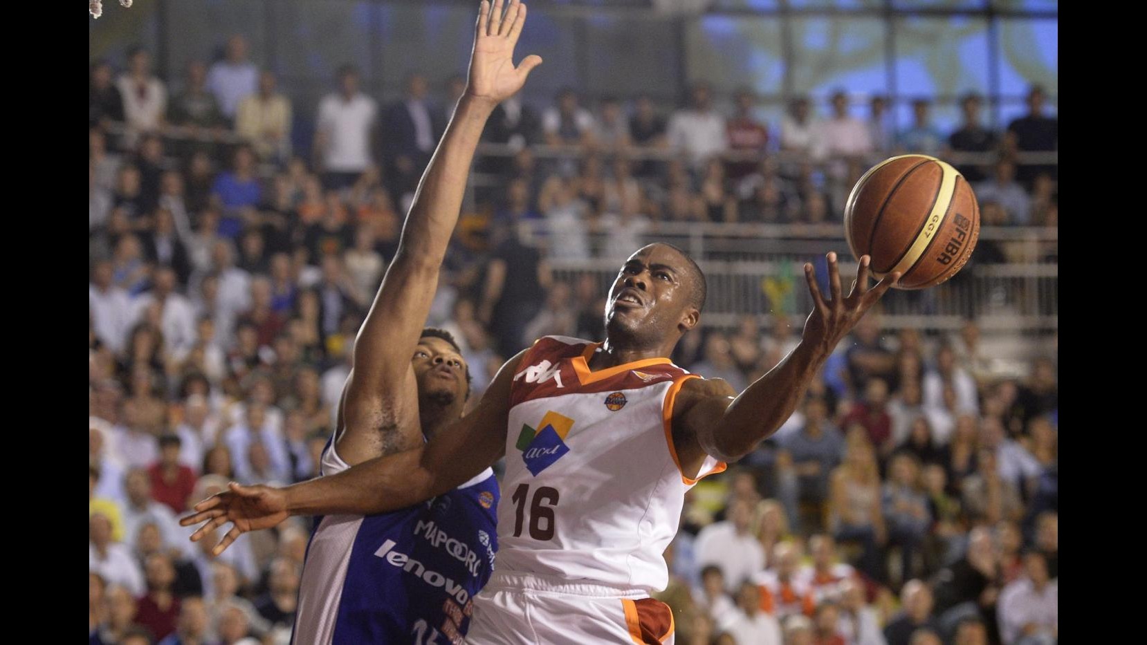 Basket, playoff scudetto: Roma-Cantù 74-68 in gara 2, Virtus sul 2-0