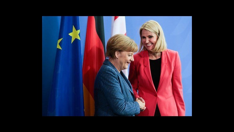 Ue, Merkel ribadisce appoggio a Juncker ma apre al Regno Unito