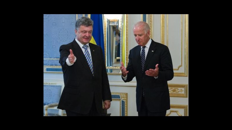 Ucraina, Biden telefona a Poroshenko: Bene passi per fine violenze