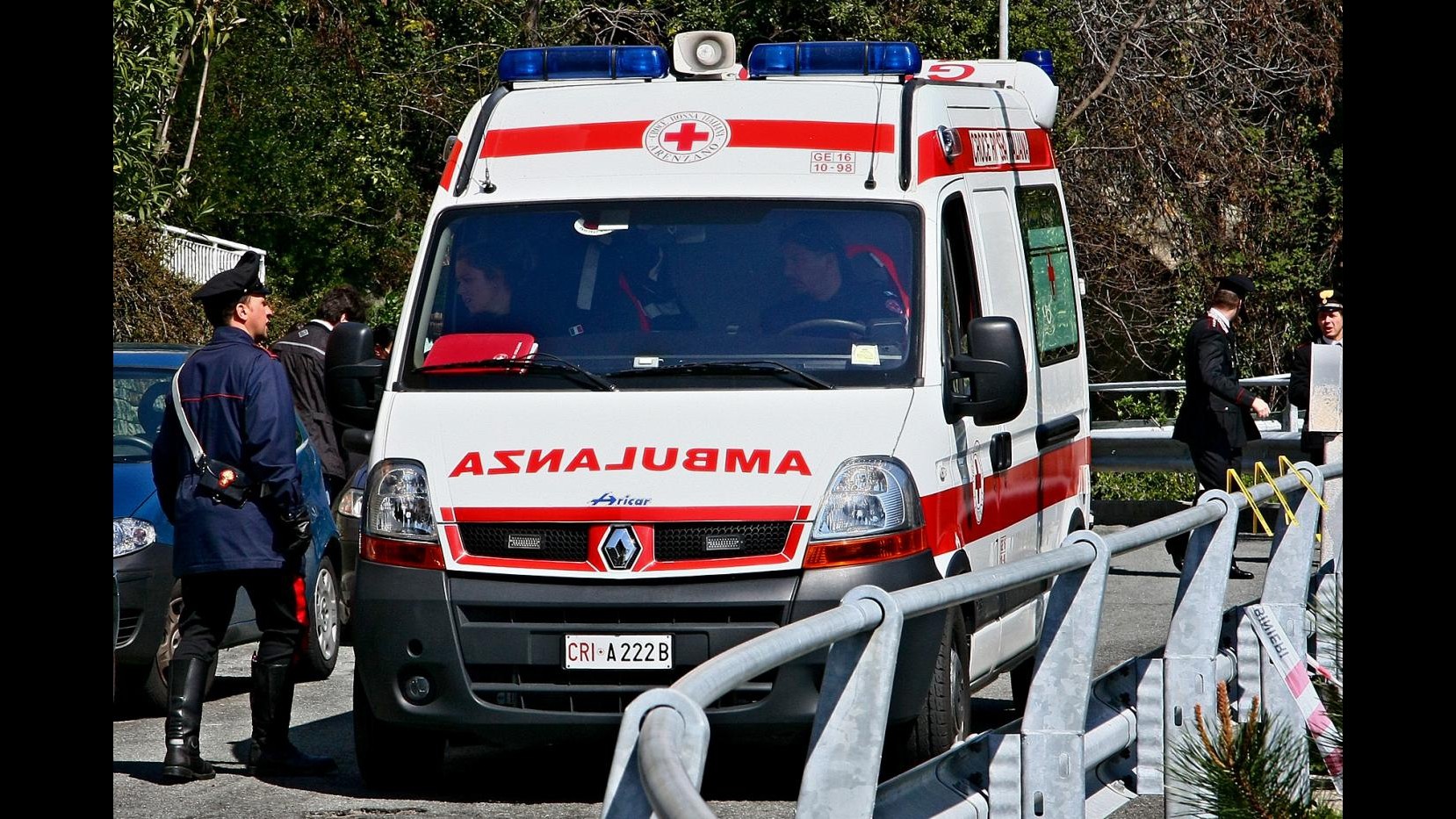 Bus tifosi si ribalta su A21 nel bresciano: 1 morto, 4 feriti gravi