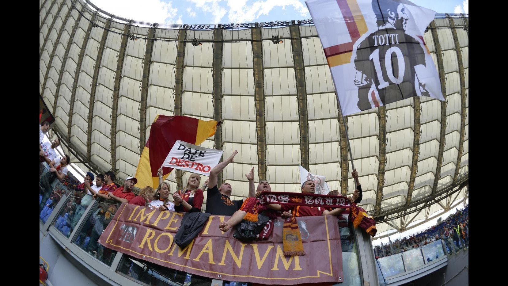 Coppa Italia, derby Roma-Lazio: sequestrate mazze, picconi e un’ascia