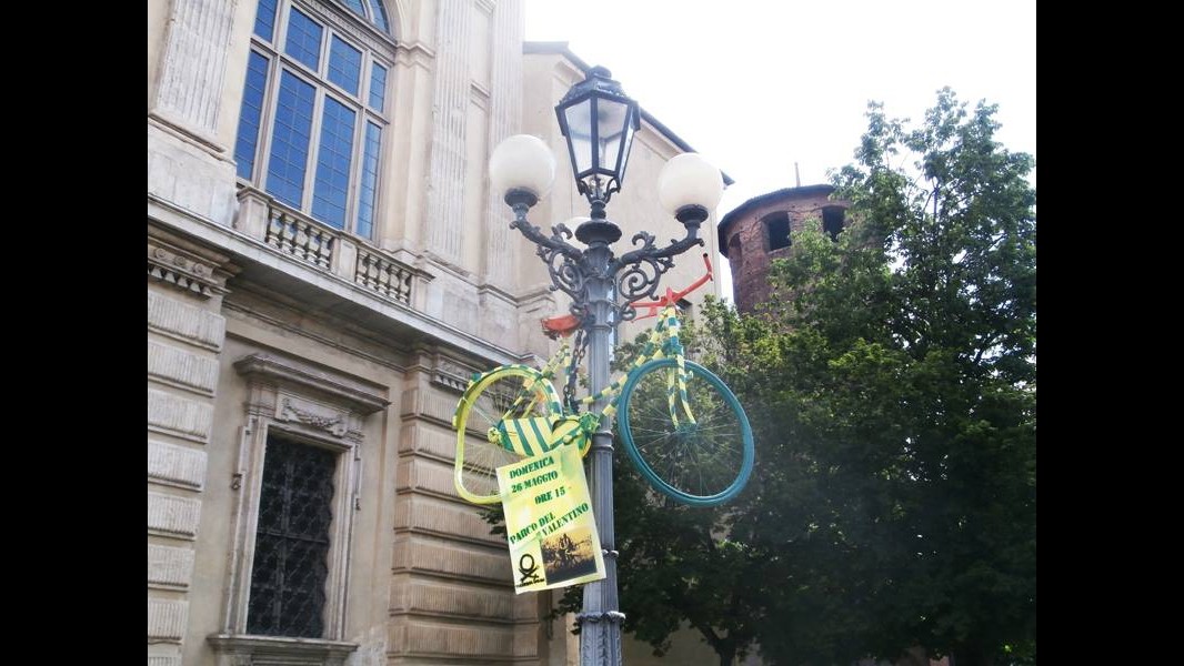 A Torino appare ‘bici sospesa’: annuncia il Bike Pride di domani