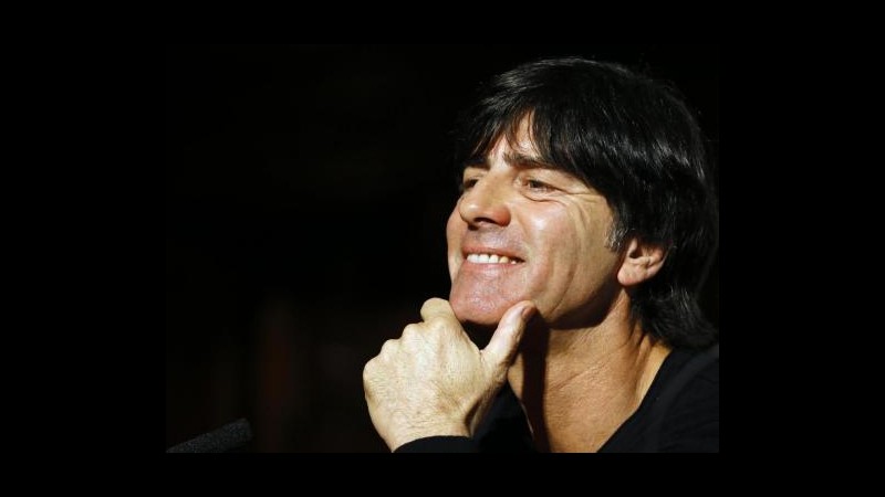 Dita nel naso e poi la mano a Ronaldo: l’allenatore della Germania tradito dalle telecamere