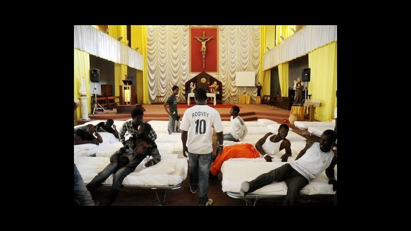 Sbarchi, chiese in Sicilia aperte a migranti: letti invece dell’altare
