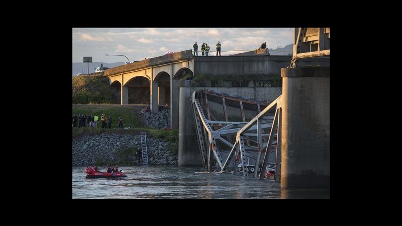 Usa, crolla ponte tra Seattle e Vancouver: auto in acqua, 3 feriti