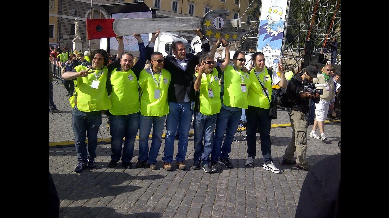 Roma, M5S in piazza del Popolo con apriscatole