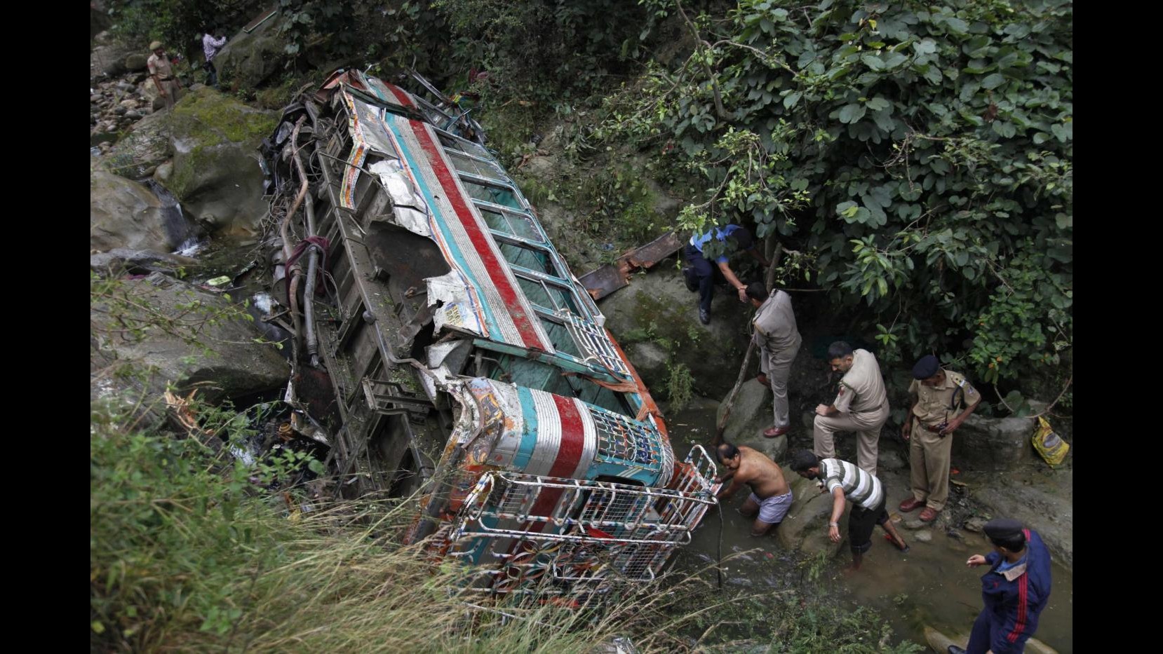 India, bus turisti indiani cade in burrone: 13 morti e 43 feriti
