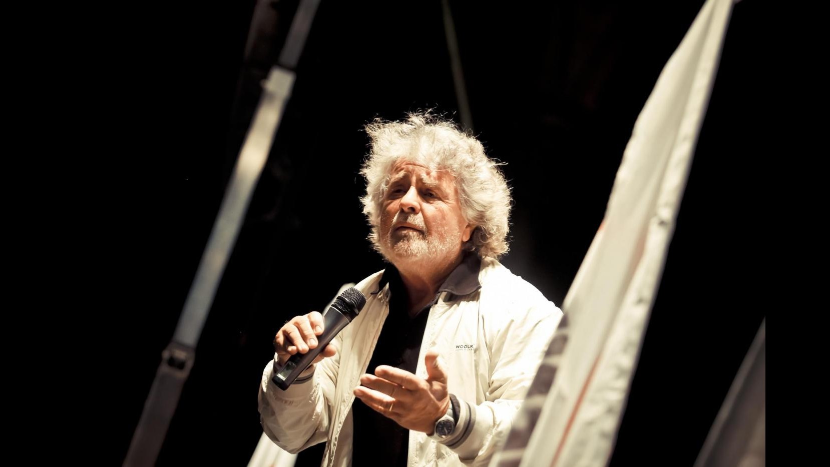 Grillo: Berlusconi farà cadere il governo in autunno per votare