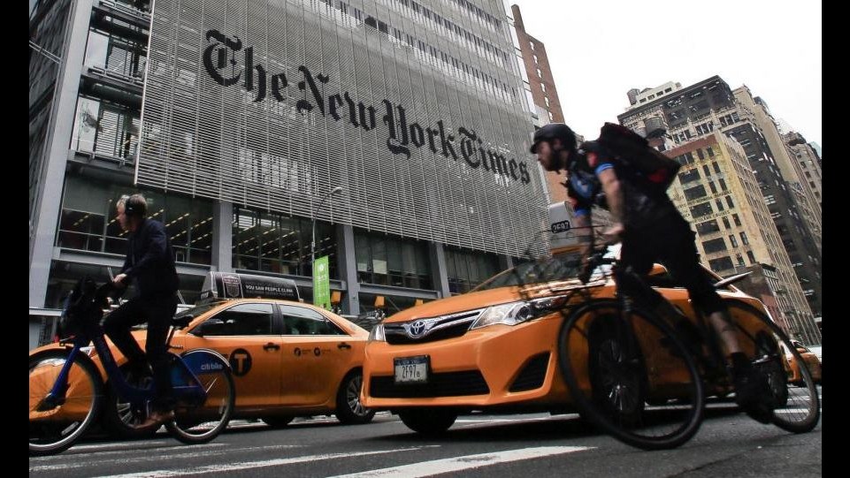 Il direttore del New York Times è stato operato per un tumore