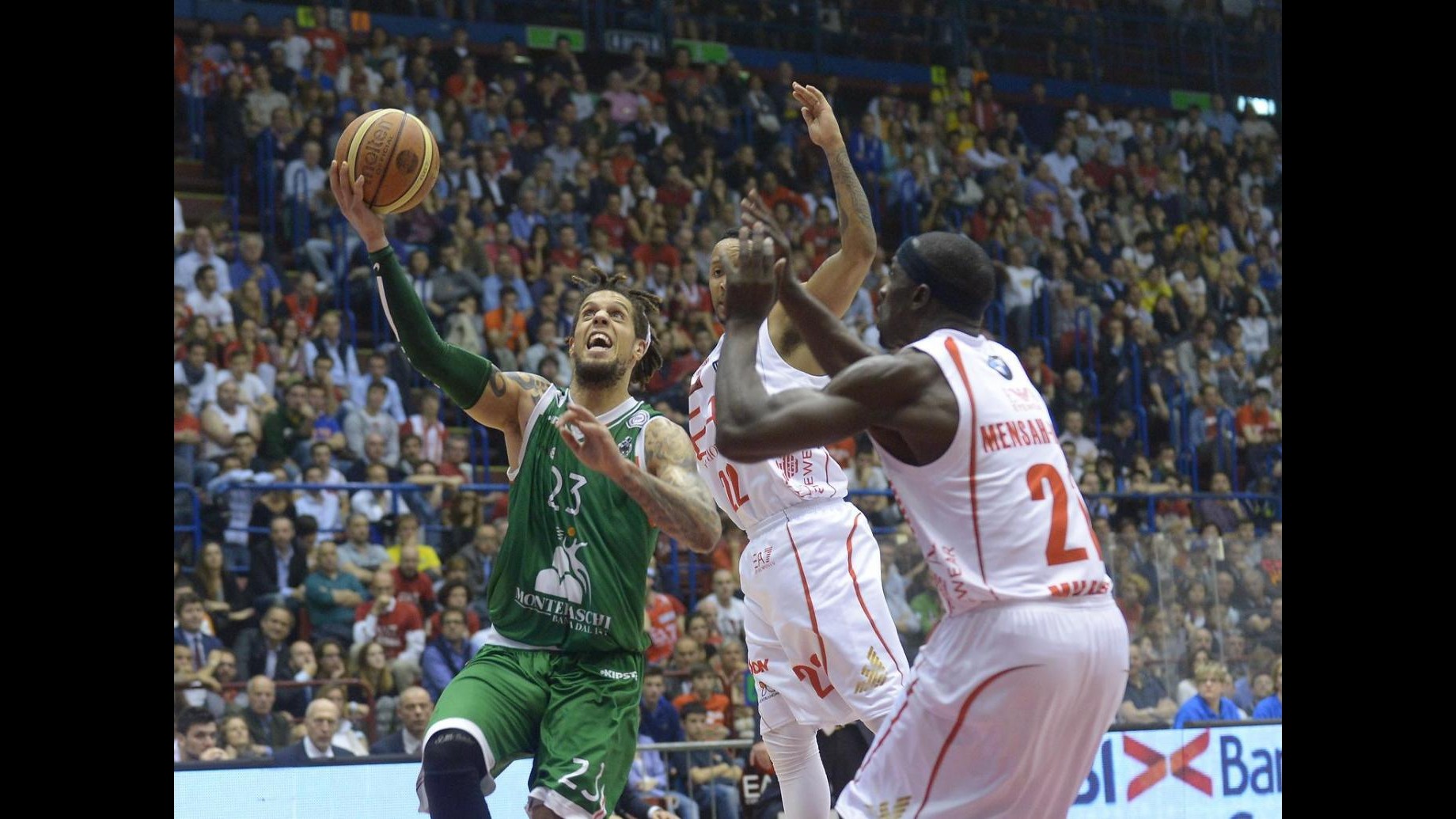 Basket, playoff scudetto: Siena espugna Milano e vola in semifinale