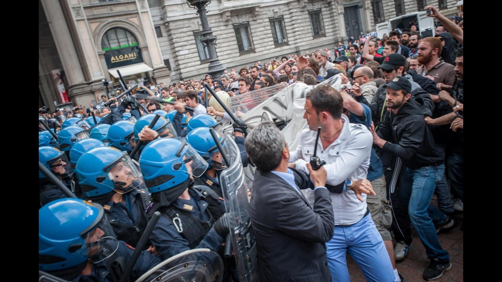 Milano, tensione davanti a Comune: scontri tra polizia e antagonisti