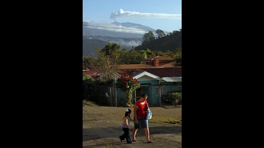 Costa Rica, vulcano Turrialba erutta cenere e gas: evacuate 20 persone