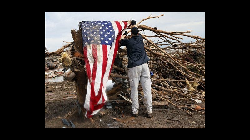 Oklahoma, si scava ancora dopo il tornado. Governo: Non vi lasceremo