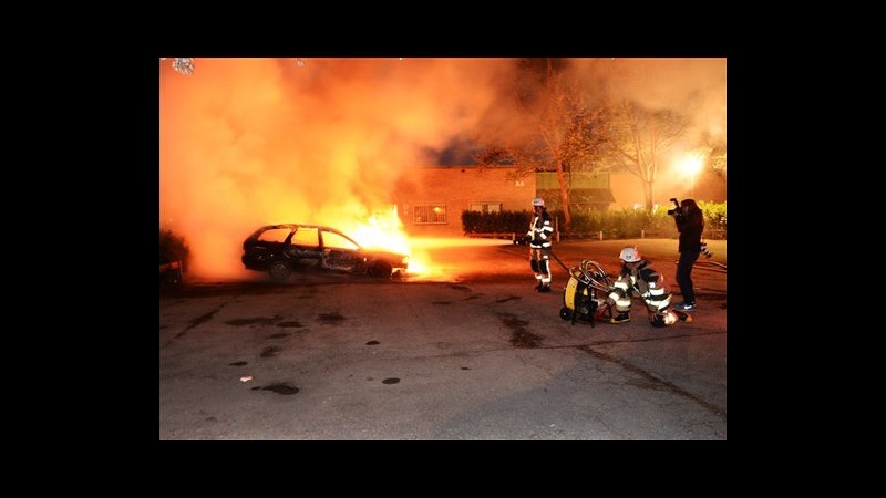 Svezia, ancora disordini vicino a Stoccolma: a fuoco centro culturale