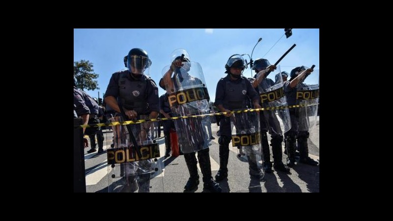 Mondiali 2014, poliziotti sparano sui manifestanti. Ecco le immagini