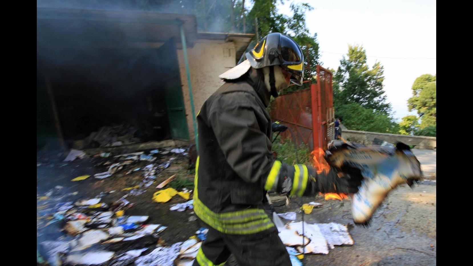 Milano, sgombero di un centro sociale: prende fuoco una barricata