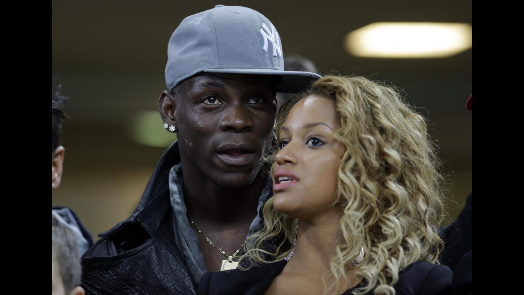 Balotelli a Miami con Fanny, coccole e sigaretta sul balcone