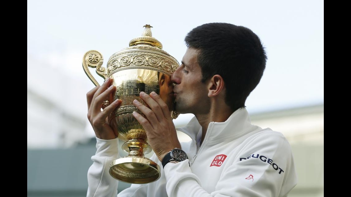 Wimbledon, Djokovic trionfa e torna n.1: Federer si arrende dopo cinque set