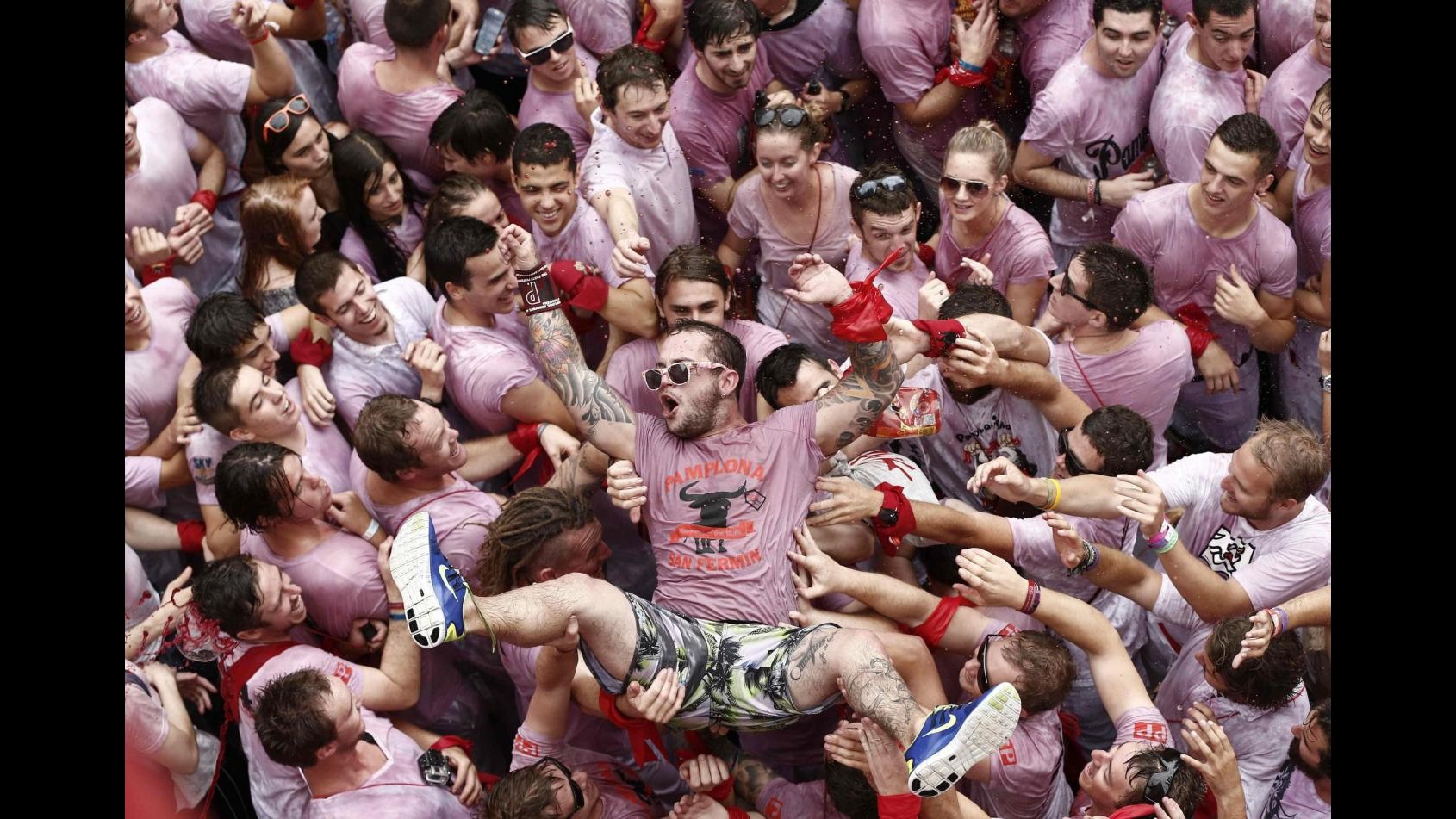Al via festa di San Firmino a Pamplona: in migliaia al chupinazo