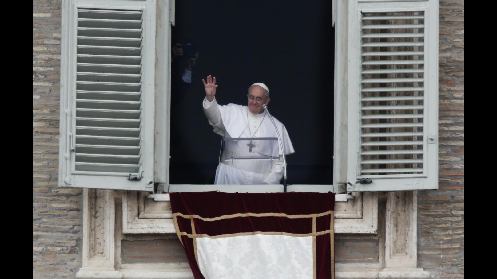 Papa Francesco: Sistema economico impone giogo insopportabile