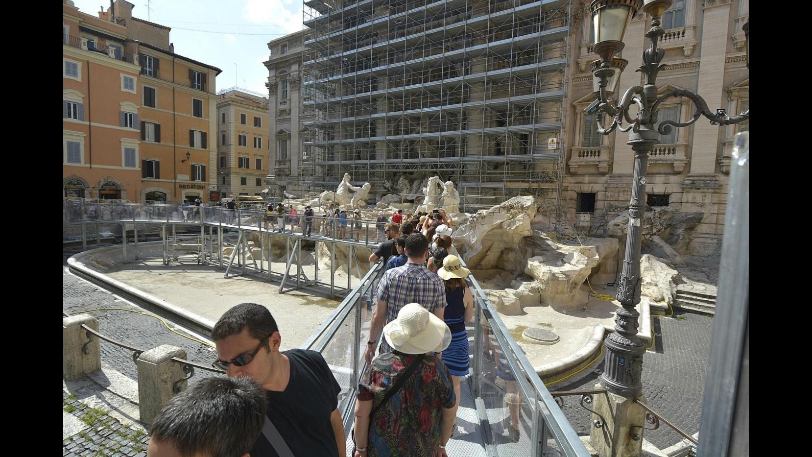 Roma, da ieri aperta al pubblico la passerella della fontana di Trevi