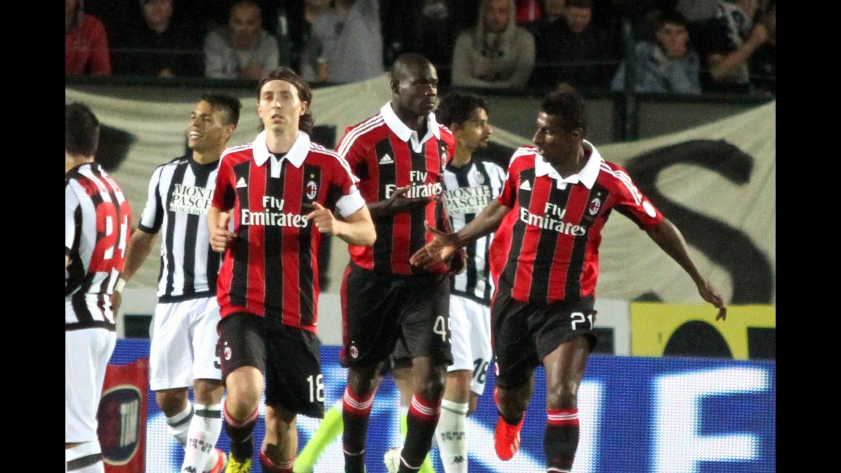 Giocatori Milan contestati da tifosi viola in stazione Firenze