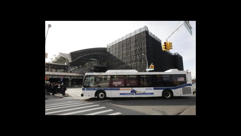 Usa, uomo spara contro bus nel Queens a New York: muore 14enne