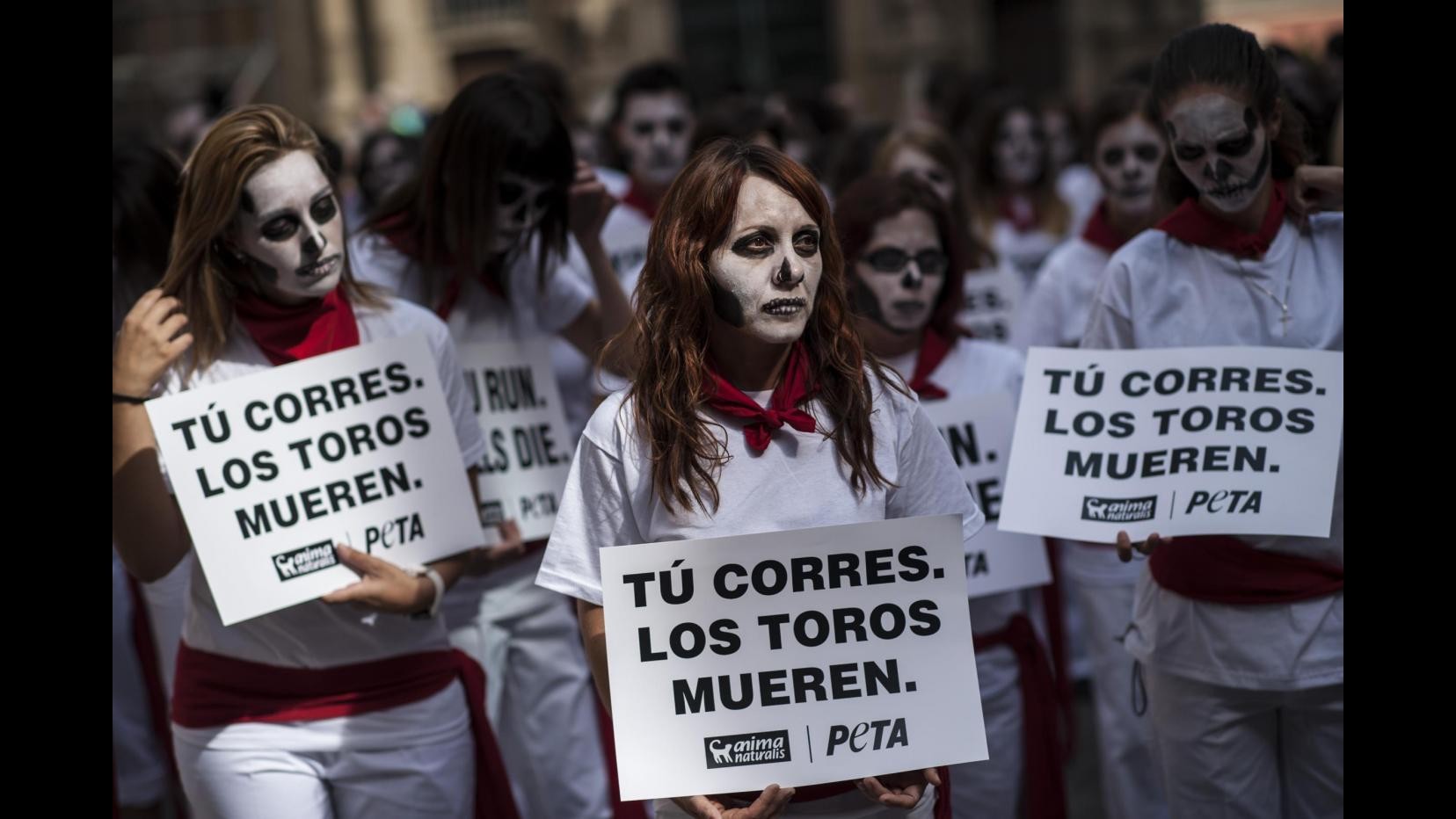 Animalisti in protesta a Pamplona contro la corsa dei tori